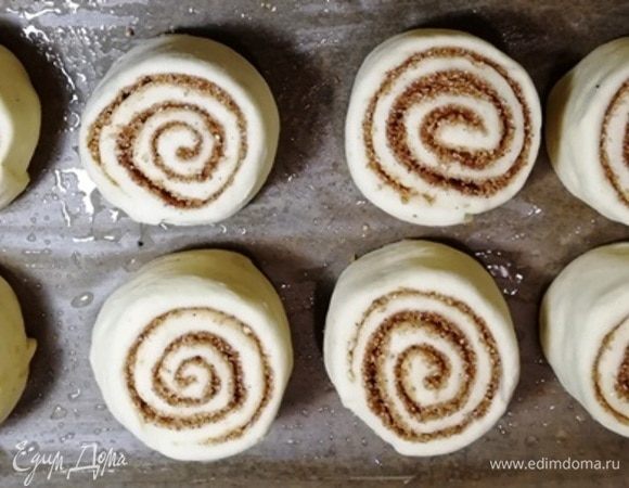 Нарезаем рулет и выкладываем булочки на противень, застеленный бумагой для выпечки (я ее смазала маслом). Оставляем для расстойки на 15 минут и отправляем в разогретую до 180⁰С духовку. Выпекаем 20–25 минут в зависимости от мощности духовки.