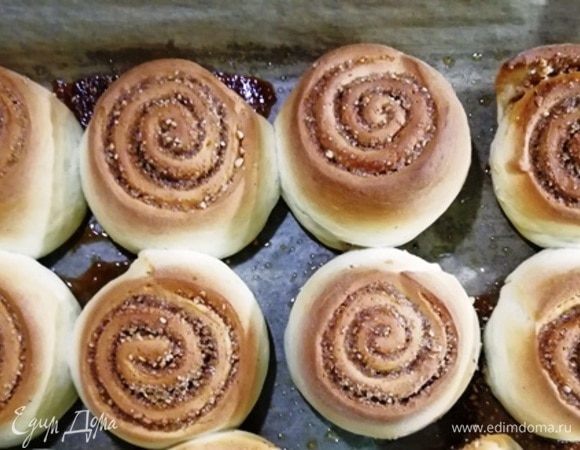 Вот такие румяные булочки получились. Аромат орехово-коричный просто сводит с ума.