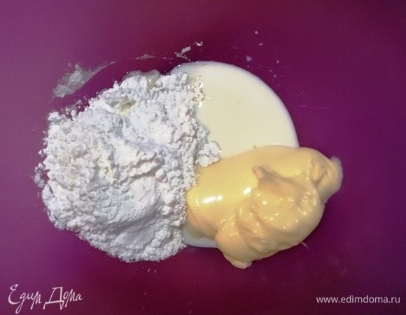 Пока булочки отдыхают, делаем глазурь из сливочного плавленого сыра, сахарной пудры и молока.