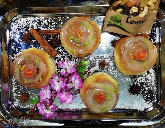 Покрываем булочки глазурью и украшаем нарезанными цукатами.