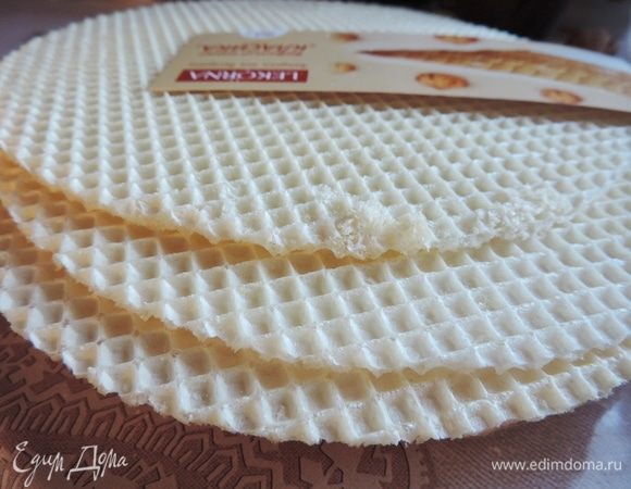 Выпекать наш торт мы будем с использованием готовых вафельных коржей. Их понадобится 5 штук.