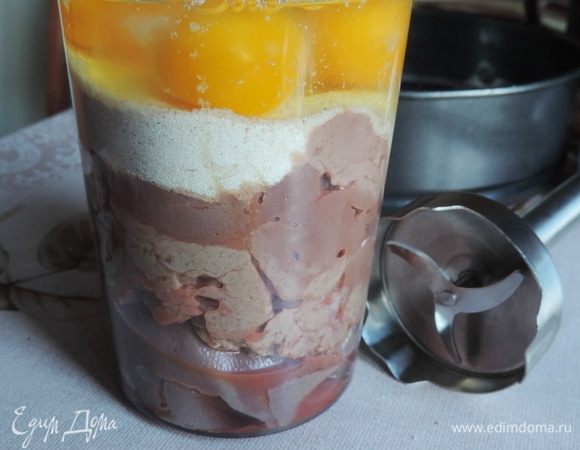 Нарезанную на кусочки печень, манку (ложки набираем с горкой), яйца и соль (примерно чайная ложка без горки) кладем в стакан блендера. Измельчаем до однородного состояния.