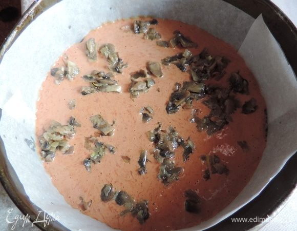 Приступаем к формированию торта. В подготовленную форму выкладываем четверть печеночной массы, хаотично распределяем сверху четверть обжаренных шампиньонов.
Затем накрываем вафлей и повторяем слои.