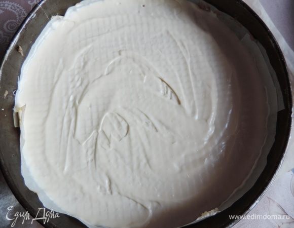 Последним должен быть пятый вафельный корж. Его мы смазываем сметаной.