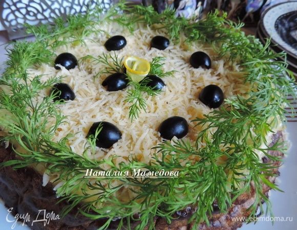 Этот торт очень вкусный как в горячем, так и в холодном виде. 
Украшаем его по своему желанию. У меня натертый сыр, укроп и маслины.
Отличным дополнением к такому тортику станут свежие овощи.
