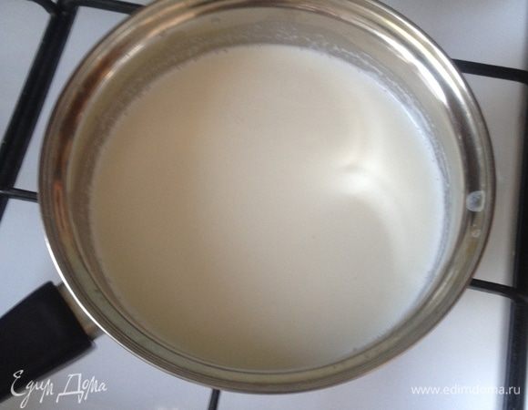 В сотейнике доведите молоко до кипения, всыпьте промытое пшено и, помешивая, варите под крышкой 30 минут. Я люблю более разваристое пшено, поэтому томлю чуть дольше.