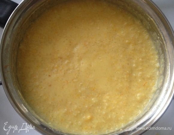 Снимите кашу с огня и дайте постоять пару минут под крышкой.