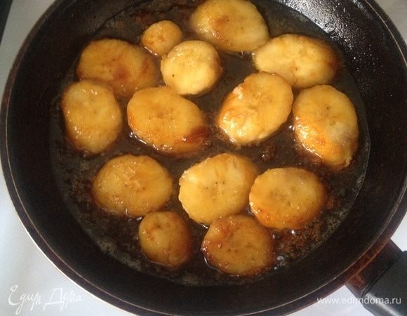 Подготовьте банан: очистите и нарежьте толстыми кружочками. В небольшом сотейнике растопите сливочное масло и всыпьте сахар. Растапливайте сахар на умеренном огне (не перемешивайте), пока он не приобретет карамельный цвет и вязкую консистенцию. Добавьте в карамель кружки банана, аккуратно перемешайте, чтобы они покрылись карамелью, но сохранили форму.