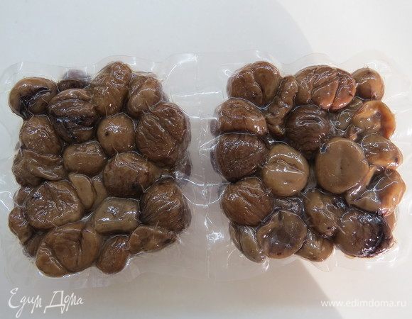 Если вы приобрели неочищенные каштаны, то их следует очистить. Процедуру чистки каштанов я подробно описывала в рецепте https://www.edimdoma.ru/retsepty/109618-shokoladno-kashtanovyy-tart
В этот раз я приобрела в кондитерском магазине уже очищенные каштаны, надо признать, это сильно облегчило приготовление, так как чистить каштаны не такое уж веселое занятие))