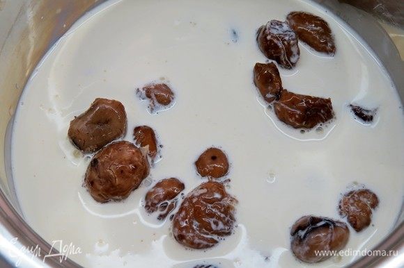 В небольшой кастрюльке смешать молоко и сливки, добавить очищенные каштаны и довести почти до кипения.