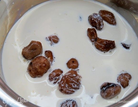 В небольшой кастрюльке смешать молоко и сливки, добавить очищенные каштаны и довести почти до кипения. 