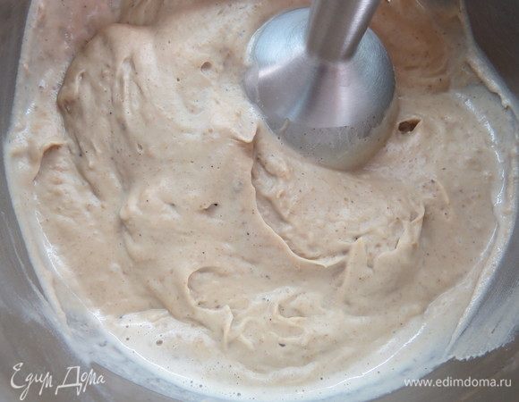 Снять кастрюльку с огня, пюрировать молочно-каштановую массу блендером.