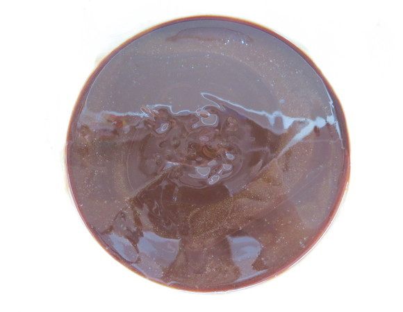 В отдельную миску сложить шоколад и масло, растопить на водяной бане или в микроволновке, перемешать до однородности.