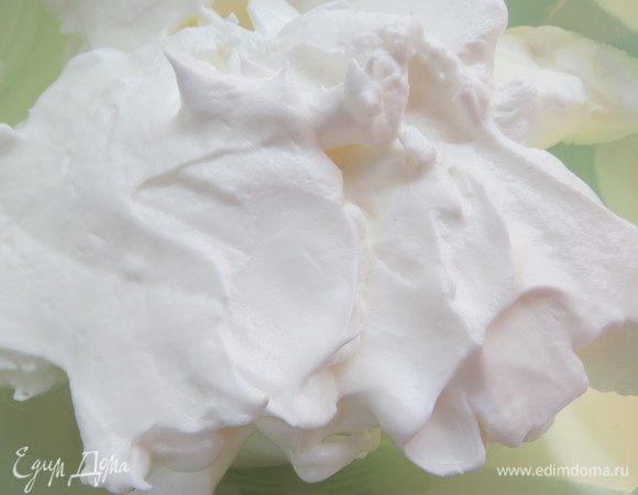 Белки отделить от желтков. Белки взбить до пены, затем частями всыпать 3 ст. л. сахара, взбить до устойчивых глянцевых пиков.