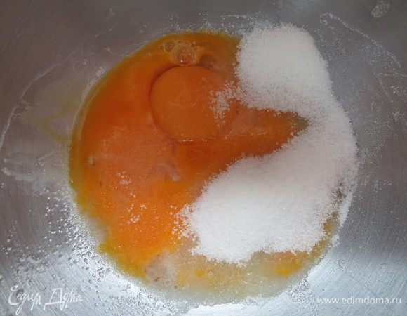 Желтки с оставшимся сахаром взбивать в течение 10 минут до пышности и кремовой консистенции. Тут удобно воспользоваться планетарным или стационарным миксером, но можно и вручную.