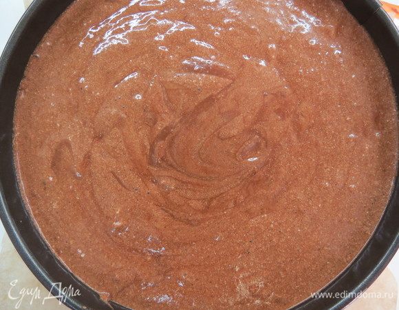 Выложить тесто в форму (у меня диаметром 20 см), выпекать в заранее разогретой духовке при температуре 170°С 25–35 минут. Поверхность пирога должна слегка потрескаться, схватиться корочкой по краям, но внутри слегка подрагивать.
Обязательно надо дать пирогу остыть в форме хотя бы 20–30 минут и только потом снять бортики, иначе пирог может поплыть. Чем дольше стоит пирог, тем плотнее он становится. 