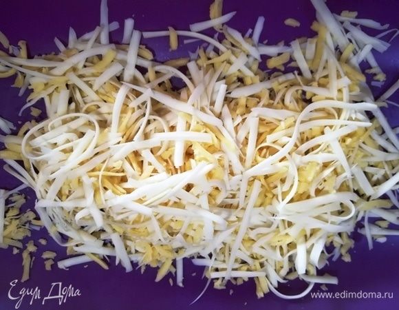 Натрите сыр на крупной терке.