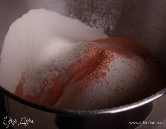 В чашу для замеса просеять муку и добавить дрожжи, очень хорошо перемешать.