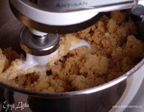 Добавить яйца (4 шт.) и начать замешивать крутое тесто. Идеально — в кухонной машине насадкой «весло». Если вручную — большой деревянной ложкой. Добавить размягченное при комнатной температуре сливочное масло, сахар, ванильный сахар, соль и мед.