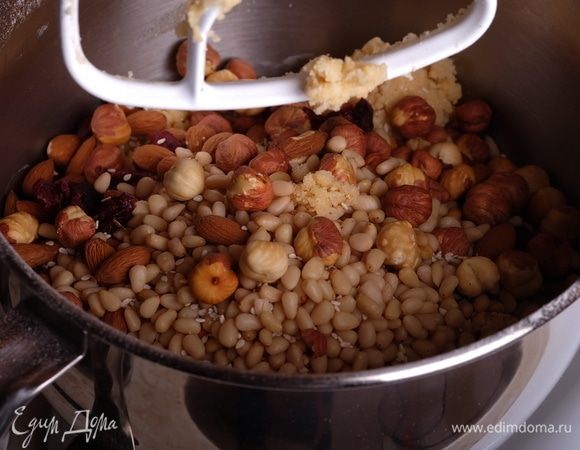 Всыпать орехи, цукаты и т. д. (то есть, то, что вы приготовили в качестве начинки).