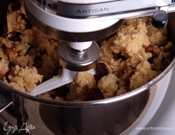 Вмешать начинку в тесто. Тесто должно быть очень тугим и даже при замесе может не собраться в шар — это нормально.