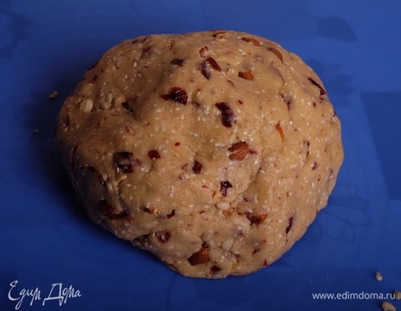 «Высыпать» тесто на силиконовый коврик и начать руками формировать шар — сначала тесто будет рассыпаться, но скоро оно станет более послушным, и можно будет сформировать шар из теста.