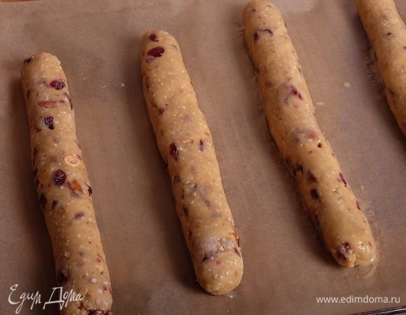 Духовку разогреть до 180°С. Разделить тесто на 6 равных частей. Из каждой части сформировать батончики диаметром примерно 4 см. Формировать их надо с усилием, то есть, они не должны рассыпаться. Смазать каждый батон взбитым яйцом.