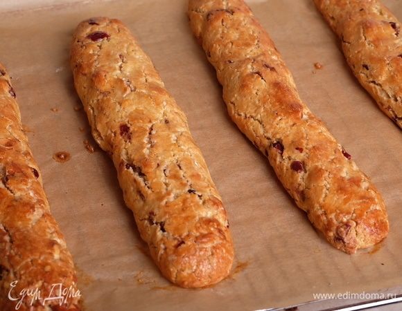 Выпекать батоны в хорошо разогретой духовке примерно 25–30 минут — они должны хорошо подрумяниться.