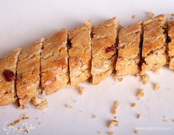 Дать батончикам немного остыть, далее брать по одному и нарезать каждый батон поперек на небольшие печенья толщиной 1,5–2 см. Печенья могут крошиться — это нормально. Если печенья очень крошатся — дать им еще остыть, с остывшими заготовками работать проще.