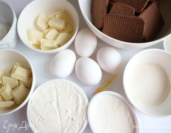 Приготовить все необходимое. Масло порезать на кубики, шоколад поломать. Разогреть духовку до 180°С. 