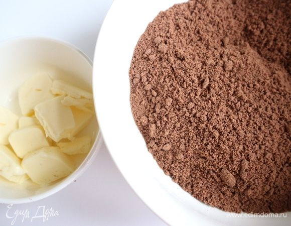 Измельчить в блендере шоколадное печенье в мелкую крошку. Добавить к нему растопленное сливочное масло. Хорошо перемешать масло с крошкой из печенья. 