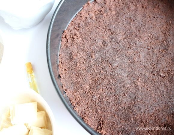 Утрамбовать в форме. Выпекать 8 минут, вынуть из духовки, дать остыть. 