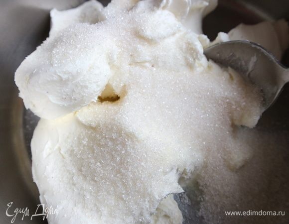 Миксером взбить сыр маскарпоне и творожный сливочный сыр с 50 г сахарного песка. 
