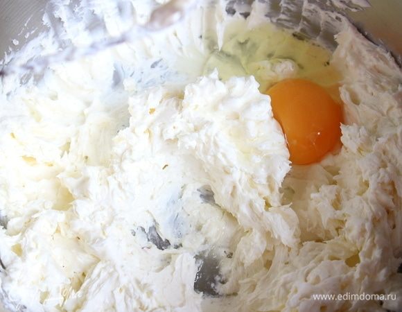 Постепенно, по одному, добавлять яйца и желтки, каждый раз перемешивая миксером. 