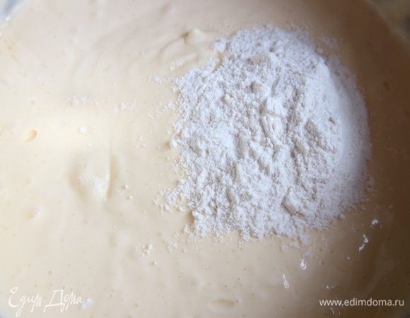 Добавить муку. Перемешать миксером.