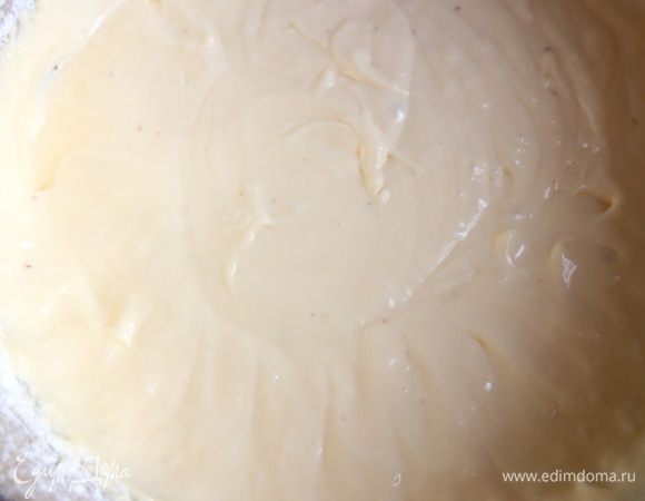 Добавить растопленный на водяной бане и остывший до слегка теплого состояния шоколад, экстракт ванили.  Перемешать миксером до однородной структуры смеси.