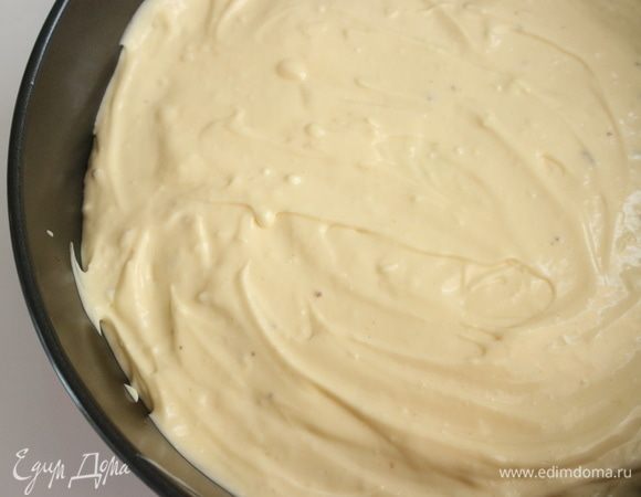 На основу из шоколадного печенья поместить смесь сыра, яиц и шоколада, разровнять.