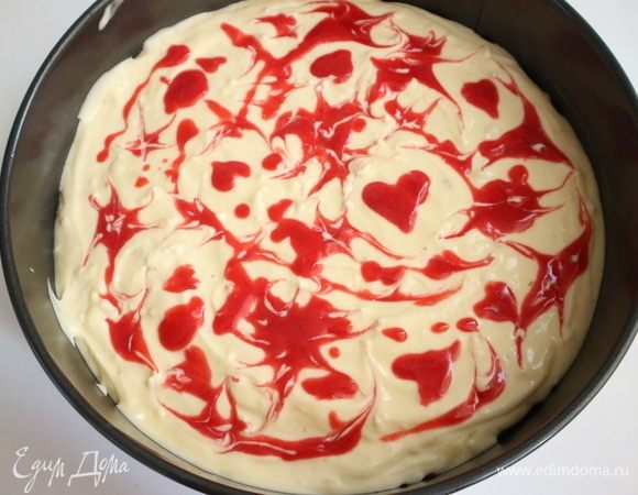 Маленькой ложкой сделать кляксы из малинового пюре, и боковой стороной ложки нарисовать узоры.