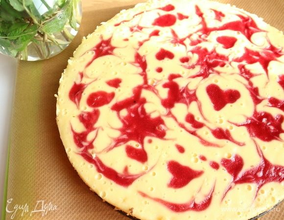 Выпекать 1 час 10 минут. Вам может потребоваться для выпечки на 5 минут больше или меньше, через час после начала выпечки можете проверить. Вынуть из духовки, дать немного остыть, пройтись по краю формы ножом, освободить от боковой части формы, оставив дно формы с выпечкой.  Дать остыть полностью.