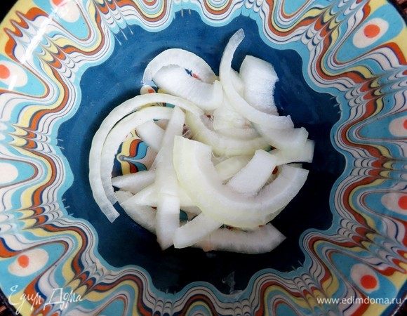 У меня на каждый горшочек был кусочек брынзы около 100 г. Дно горшочков обильно смазываем сливочным маслом. Половину луковицы нарезать очень тоненькими колечками и положить на дно. 