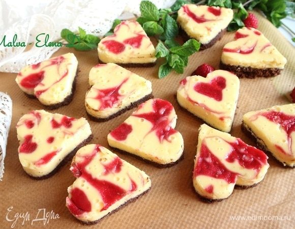 Нарезать печенье с помощью трафарета. Аккуратно (печенье очень нежное) вынуть из формы печенье, можно для этого воспользоваться металлической лопаткой.