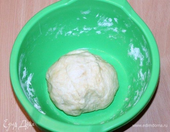 Замесить тесто из перечисленных ингредиентов, закрыть его полотенцем или пленкой и оставить на 10 минут.
