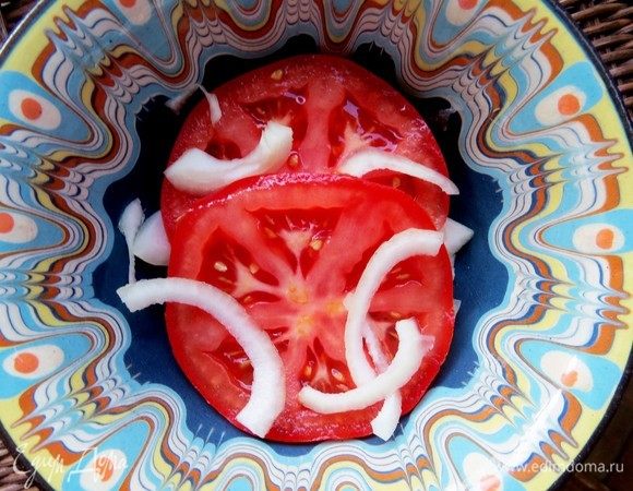 Затем нарезать шайбами помидор и уложить сверху лука.