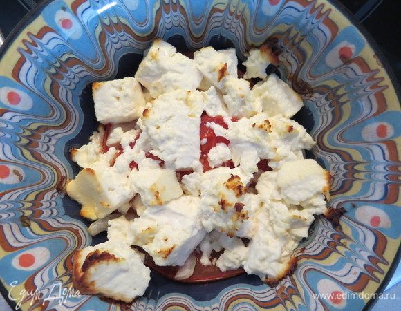 Сверху кладем брынзу (можно целым куском, можно покрошить, это дело вкуса). Присыпаем чабером и паприкой. Убираем горшки в духовой шкаф, разогретый до температуры 220°С, на 20 минут. За время запекания брынза осядет почти вдвое. Также можно накрыть огнеупорный горшочек крышкой и печь на углях.