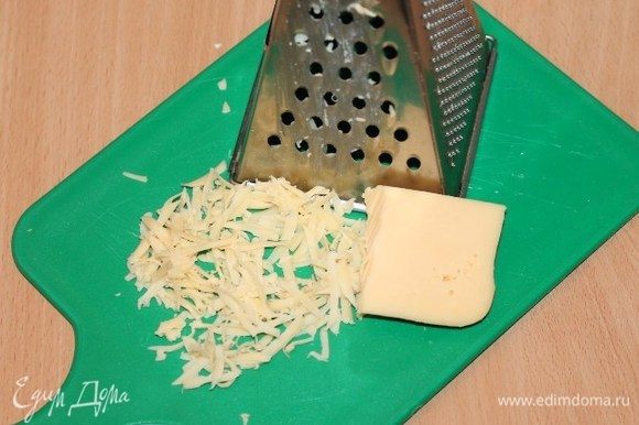 Приготовим начинку. Сыр натереть на крупной терке и выложить в миску.
