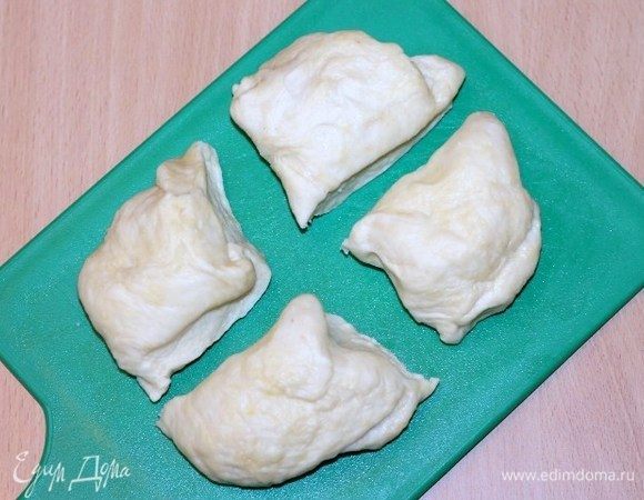 Отдохнувшее тесто делим на 4 части.
