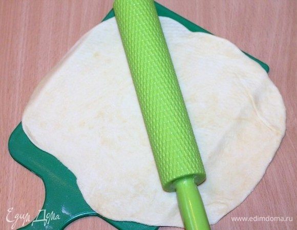 Каждую часть теста раскатываем в пласт толщиной в 2–3 мм, подпыляя столешницу мукой.
   