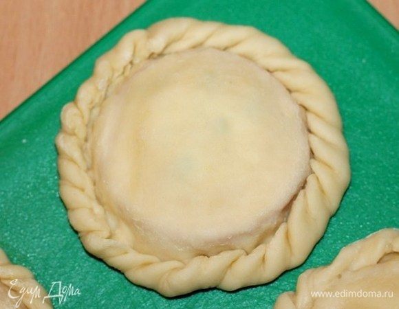 Защипываем край кружочка вот такой косичкой.
