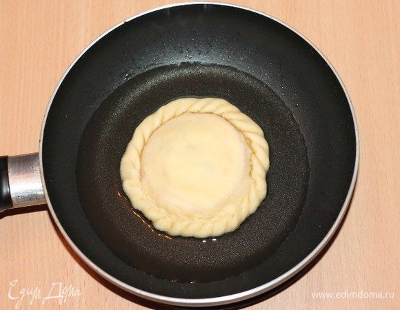 Обжариваем «лапоточки» на хорошо разогретом растительном масле с двух сторон, на среднем огне.
