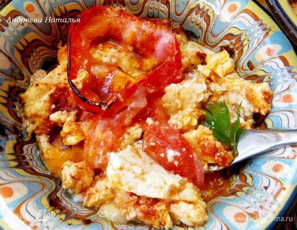 Яйца не должны стать приготовленными вкрутую. Белок должен едва схватиться, а желток выливаться при малейшем прокалывании ножом или вилкой. Аккуратно размешиваем содержимое горшка вилкой чтобы яйцо обволокло брынзу. Сразу же подаем на стол. Приятного аппетита!